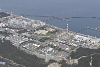 東京電力柏崎刈羽原発。左から1号機、2号機、3号機、4号機、7号機、6号機、5号機＝新潟県で2021年4月13日午後2時58分、本社機「希望」から