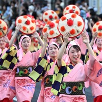 花笠を手にパレードする「山形花笠まつり」の参加者たち＝山形市で2024年8月5日、竹内幹撮影