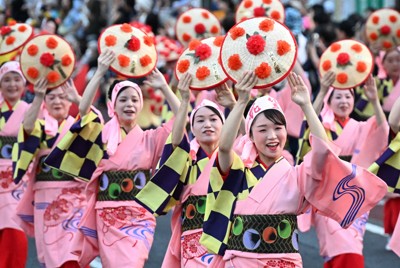 花笠を手にパレードする「山形花笠まつり」の参加者たち＝山形市で2024年8月5日、竹内幹撮影