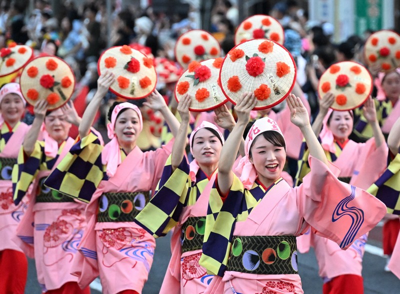 花笠を手にパレードする「山形花笠まつり」の参加者たち＝山形市で2024年8月5日、竹内幹撮影