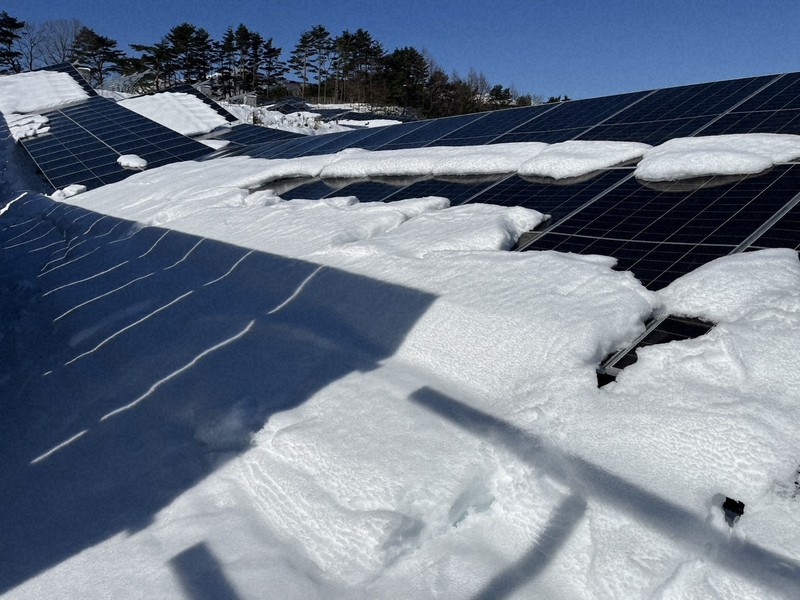 太陽光パネルの架台、雪で広範囲が破損 福島のメガソーラー建設地