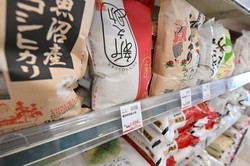スーパーの棚に並ぶコメ＝東京都足立区で2025年1月20日、三浦研吾撮影