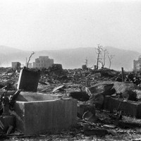 原爆投下3日後、毎日新聞広島支局の焼け跡から撮影した広島市街地。中央左寄りの建物が現在のレストハウス、右端には広島県産業奨励館(現在の原爆ドーム)が見える（爆心地から290メートル）＝広島市大手町（現広島市中区）で1945年8月9日、国平幸男撮影