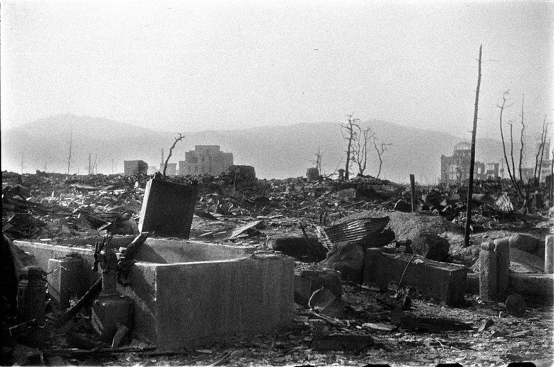 原爆投下3日後、毎日新聞広島支局の焼け跡から撮影した広島市街地。中央左寄りの建物が現在のレストハウス、右端には広島県産業奨励館(現在の原爆ドーム)が見える（爆心地から290メートル）＝広島市大手町（現広島市中区）で1945年8月9日、国平幸男撮影