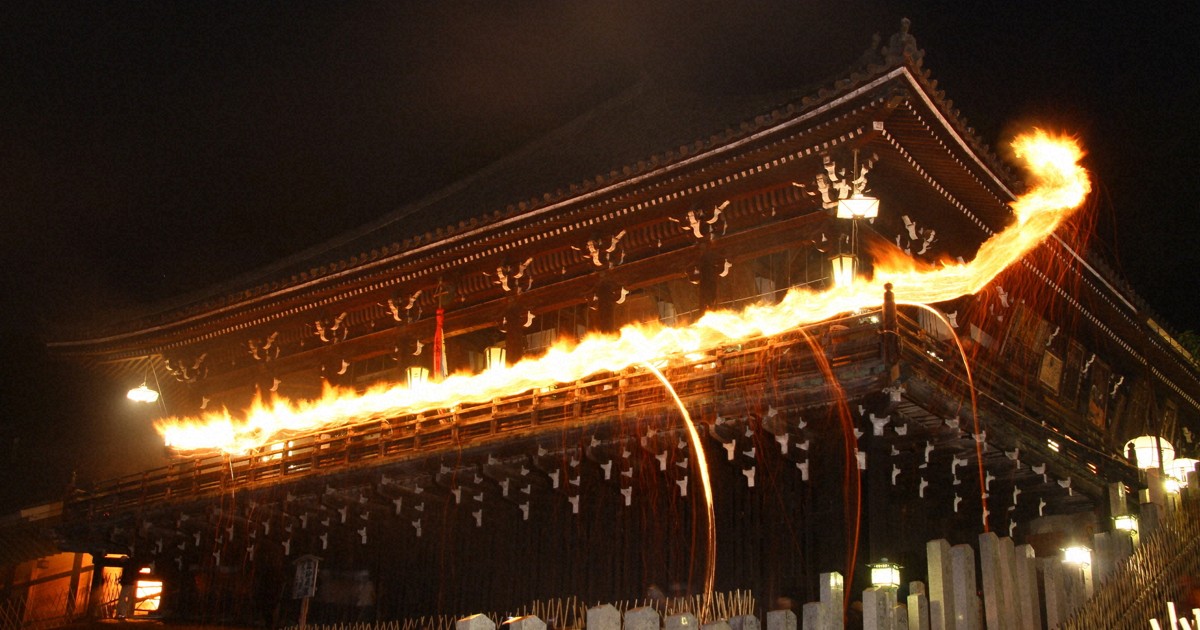 東大寺二月堂、火の粉が夜空を焦がす「お松明」 古都に春呼ぶ | 毎日新聞