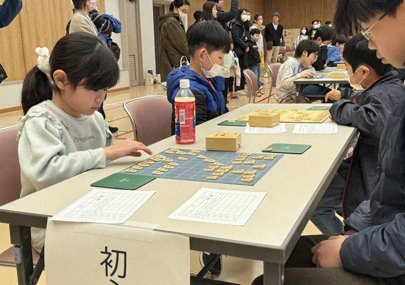 一足早く、盤上で火花 優勝者は藤井王将から賞状 深谷「こども将棋大会