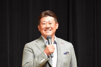 講演する松坂大輔さん＝三重県松阪市の嬉野ふるさと会館で2025年3月2日、下村恵美撮影