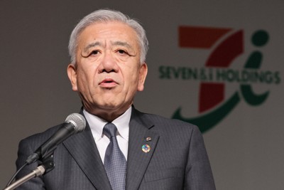 決算記者会見で説明するセブン＆アイ・ホールディングスの井阪隆一社長＝東京都中央区で2024年4月10日、和田大典撮影
