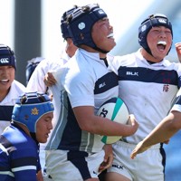 昨年の第25回全国高校選抜ラグビー大会で頂点に立った大阪桐蔭＝埼玉・熊谷スポーツ文化公園で2024年3月30日、玉城達郎撮影