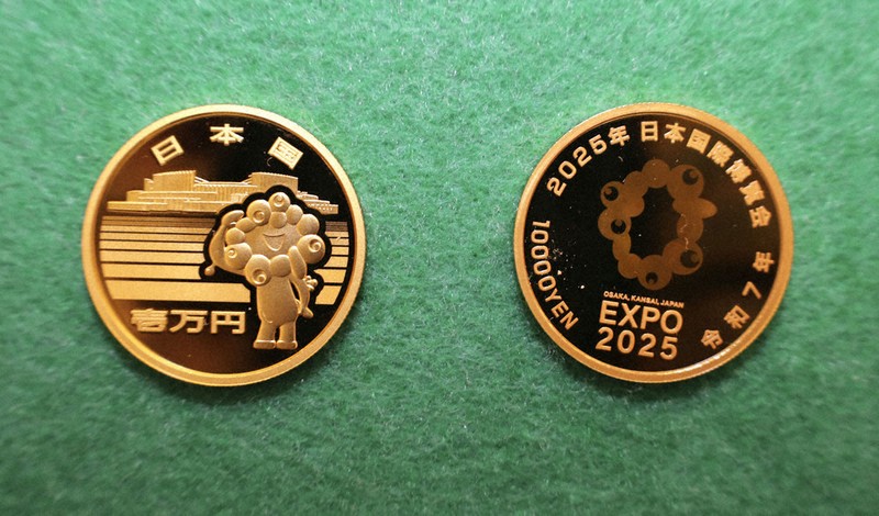 ミャクミャク金貨続々 造幣局打ち初め | 毎日新聞