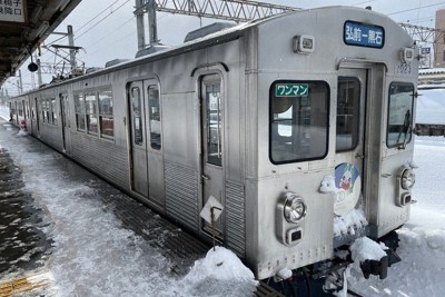 東北のりもの珍百景：青森・弘南鉄道 ステンレス車両 雨風負けず、輝き