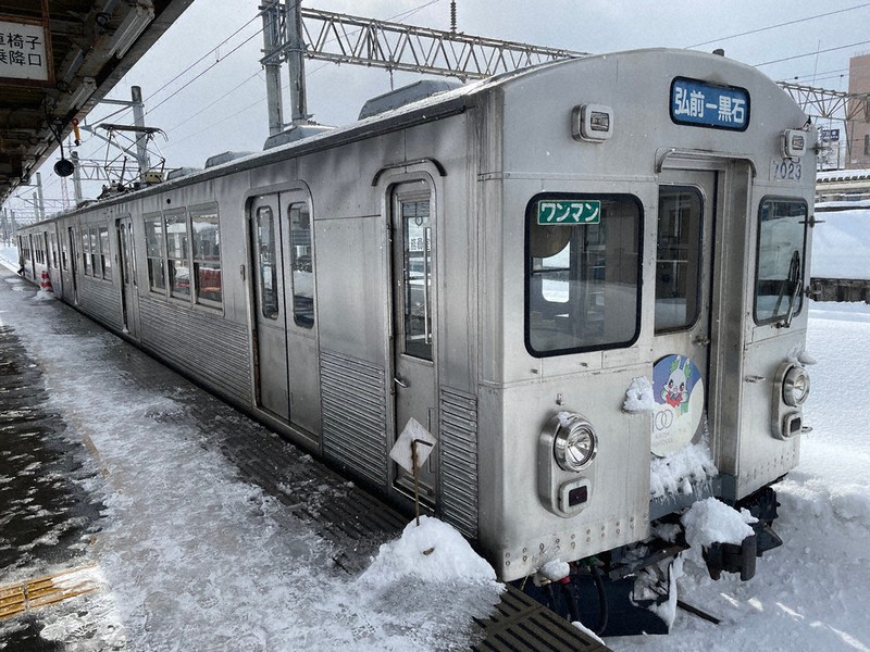 東北のりもの珍百景：青森・弘南鉄道 ステンレス車両 雨風負けず、輝き