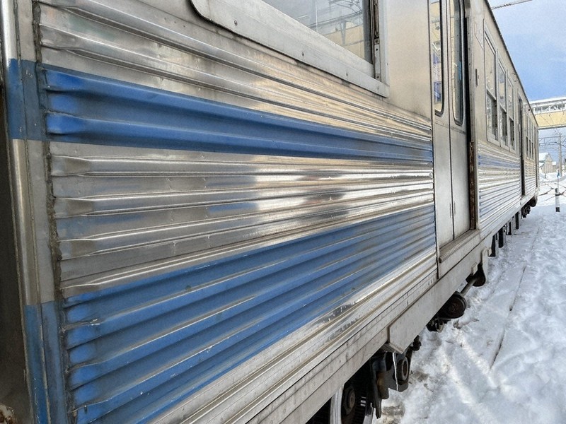 東北のりもの珍百景：青森・弘南鉄道 ステンレス車両 雨風負けず、輝き