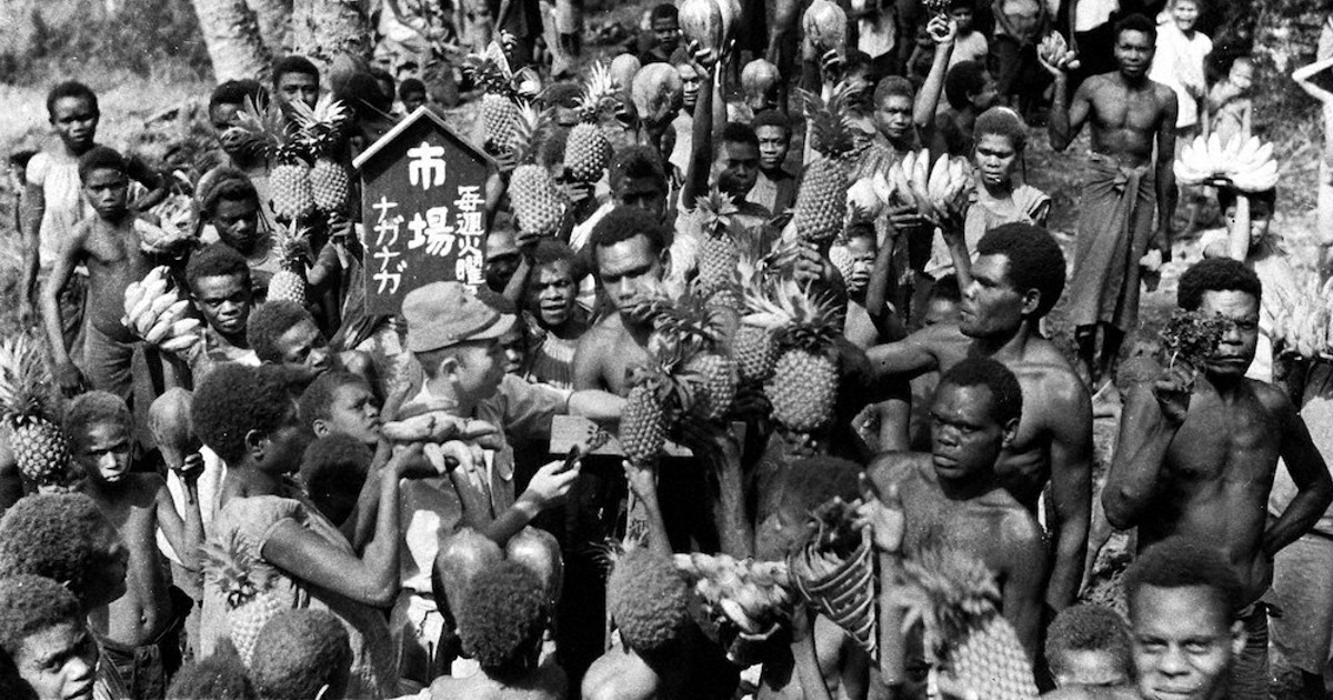 戦中写真を読む：／33 帝国の周縁 ニューギニア 現地住民駆り出す工作