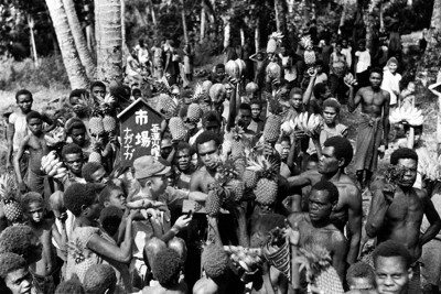 ラバウル住民市場でパイナップルやバナナを買う日本軍兵士＝1942年5月13日、海軍報道班員・木村治一撮影