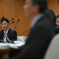 記者会見する兵庫県議会調査特別委員会の奥谷謙一委員長（左奥）ら＝神戸市中央区で2025年3月4日午後4時13分、久保玲撮影