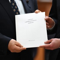 兵庫県議会の調査特別委員会がまとめた最終報告書＝神戸市中央区で2025年3月4日午後3時35分、久保玲撮影