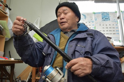 自慢の釣りざおを手に、釣りができる春が来るのを楽しみにする細沢靖さん＝福島県双葉町長塚の自宅で2025年1月15日午後1時51分、柿沼秀行撮影