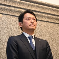 報道陣の質問に答える兵庫県の斎藤元彦知事＝神戸市中央区で2025年3月5日午前11時52分、木山友里亜撮影