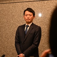 報道陣の質問に答える兵庫県の斎藤元彦知事＝神戸市中央区で2025年3月5日午前11時57分、木山友里亜撮影
