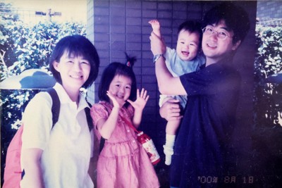 家族4人が笑顔で写る、2000年8月に撮影された写真。母と子の名字は異なる＝松島理恵さん提供