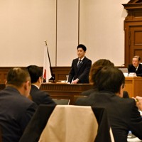 県議会本会議で発言する調査特別委員会の奥谷謙一委員長（中央奥）＝神戸市中央区の県公館で2025年3月5日午前11時4分、栗田亨撮影