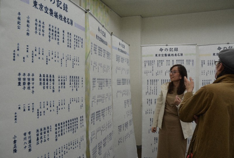 戦後80年：空襲犠牲者の名、永遠に タペストリー完成 遺族会、防炎