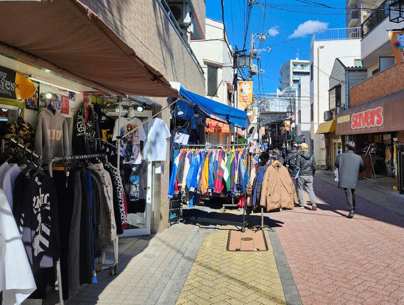 杉並・JR高円寺駅 古着の街、ゆるく自由に 魅力的な「一点物」見つ …