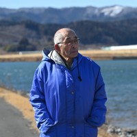 行方不明の長男・利行さんの帰りを待ち続ける吉田税さん。震災後に再整備された古川沼沿いを歩き「息子がここにいるような気がするんだ」と話した＝岩手県陸前高田市で2025年2月8日、北山夏帆撮影