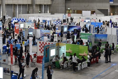 2026年卒業予定の大学生らを対象にした新卒採用の会社説明会（マイナビ提供）