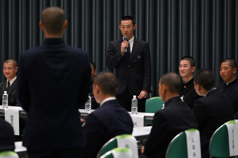 質問し合う出場校の主将たち＝大阪市北区の毎日新聞大阪本社オーバルホールで2025年3月6日、久保玲撮影