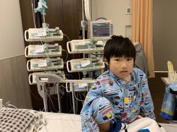 入院後、多くの医療機器につながれる中園瑛心さん＝家族提供