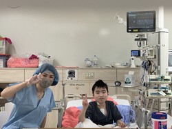 心臓移植手術から10日ほどたち、すっかり元気を取り戻した瑛心さん。母のみどりさん（左）がまなじりを下げる＝家族提供
