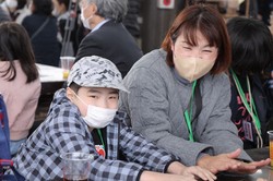 心臓移植を受け、日常に戻ることができた中園瑛心さん（左）。母のみどりさんはその成長を温かく見守っている