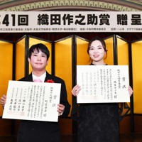 //さおりん// 織田広喜 「公園風景」二科理事長￼ フランス政府文化勲章 足利義昭と織田信長 (中世武士選書40) | 久野雅司 |本 | 通販