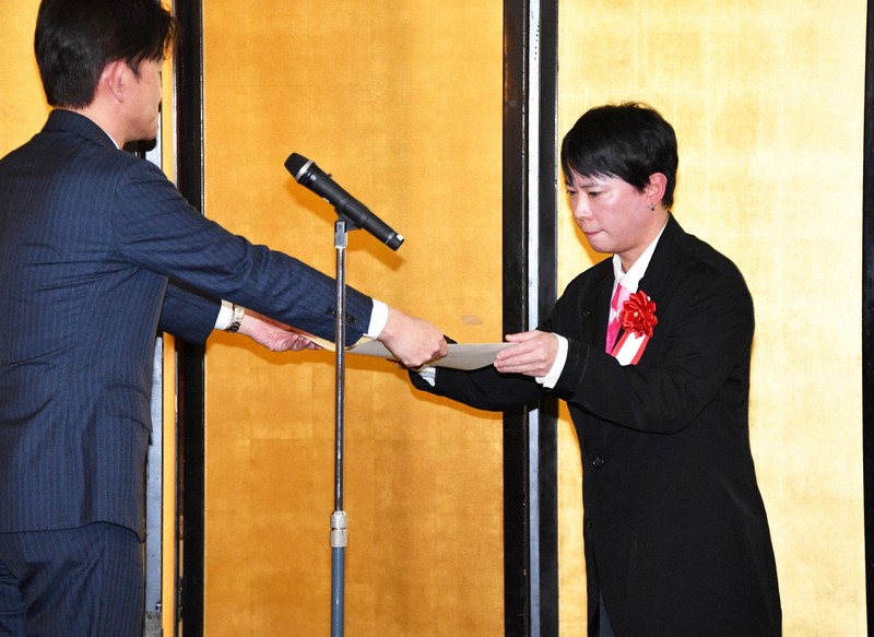 織田作之助賞贈呈式に町屋良平さんと風吉サツキさん [写真特集1/10