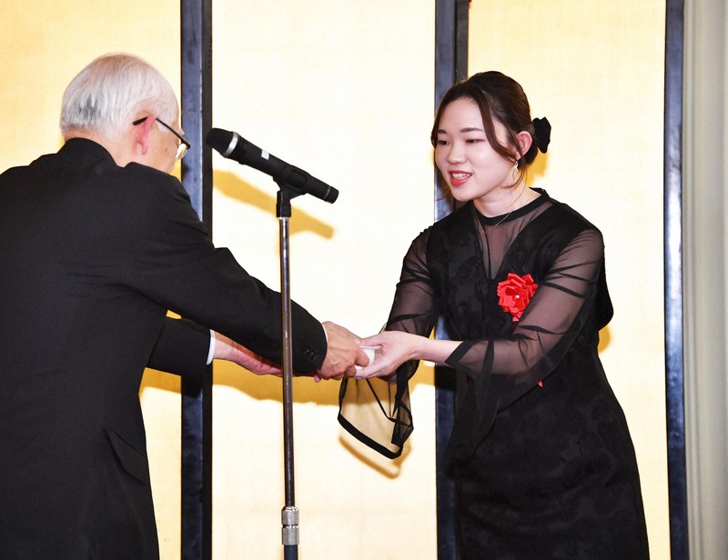 織田作之助賞贈呈式に町屋良平さんと風吉サツキさん [写真特集1/10