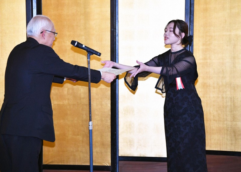 織田作之助賞贈呈式に町屋良平さんと風吉サツキさん [写真特集1