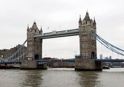 漱石が「塔橋」と表記したタワーブリッジ＝英ロンドンで2024年12月17日、篠田航一撮影