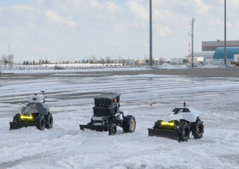 駐機場除雪、ドローンで 新千歳空港で初実証実験 スタッフの省力化期待