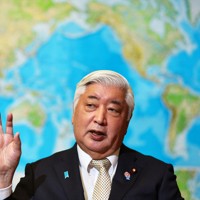 記者の質問に答える中谷元防衛相＝東京都新宿区の防衛省で2025年2月18日、玉城達郎撮影