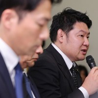 2月の記者会見で立花孝志氏への情報提供に関して語る日本維新の会の兵庫県議・白井孝明氏（右）＝神戸市中央区で2025年2月23日午後1時44分、長澤凜太郎撮影