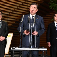 高額療養費制度について、8月の負担額引き上げを見送ることを表明する石破茂首相（中央）。左は加藤勝信財務相、右は福岡資麿厚労相＝首相官邸で2025年3月7日午後8時10分、平田明浩撮影