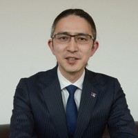インタビューに応じる憲法学者の木村草太さん＝東京都千代田区で2025年2月28日午後2時44分、深津誠撮影