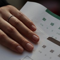 婚姻届と離婚届を手にする事実婚の新川美咲さん（仮名）＝東京都内で2025年3月1日、和田大典撮影