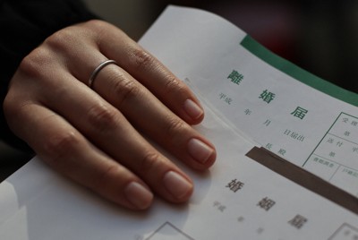 婚姻届と離婚届を手にする事実婚の新川美咲さん（仮名）＝東京都内で2025年3月1日、和田大典撮影