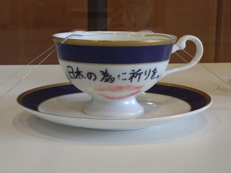 日本に祈りを」 レディー・ガガさんメッセージのカップを展示 | 毎日新聞