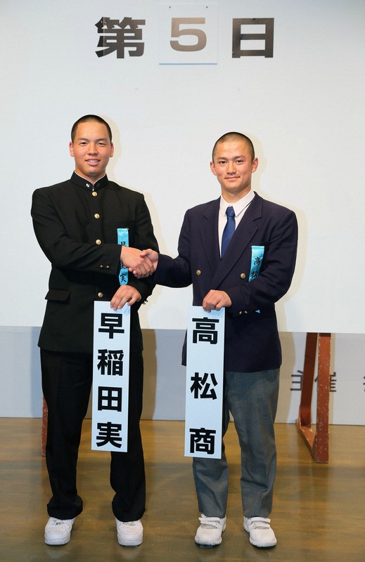 対戦が決まり握手を交わす早稲田実の中村心大主将（左）と高松商の山田圭介主将＝大阪市北区の毎日新聞大阪本社オーバルホールで2025年3月7日、長澤凜太郎撮影