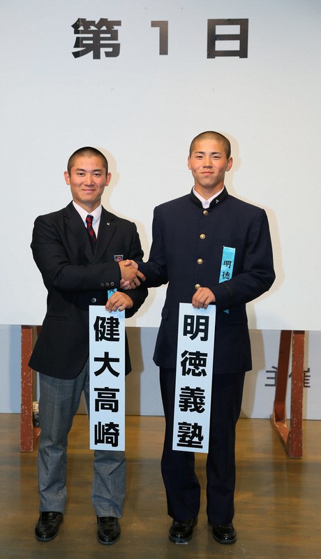 対戦が決まり握手を交わす健大高崎の加藤大成主将（左）と明徳義塾の池田佑二主将＝大阪市北区の毎日新聞大阪本社オーバルホールで2025年3月7日、長澤凜太郎撮影