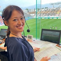 サッカーの実況席に座る平山未夢アナウンサー。昨秋、初めてJ3の中継の実況を担当した＝SBC信越放送提供